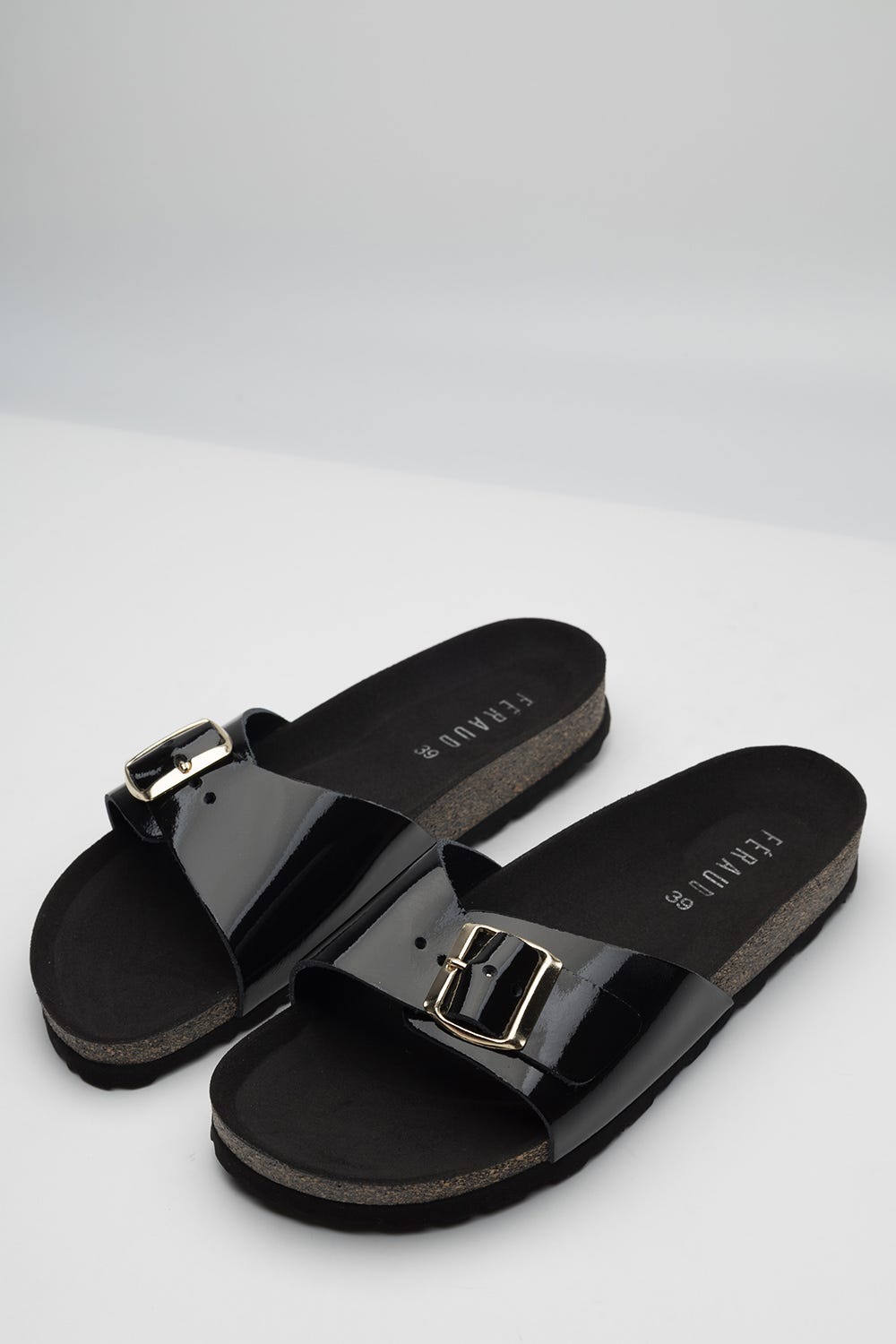 Hollowbild von Pantolette in Glanzoptik mit Schnalle Schwarz