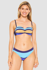 Frontalbild von Bikini im Streifendruck Meeresfarben