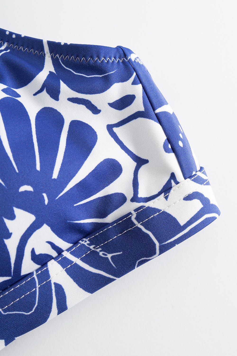 Detailbild 2 von Bikini im Blumendruck minimalistisch Blau-Weiß