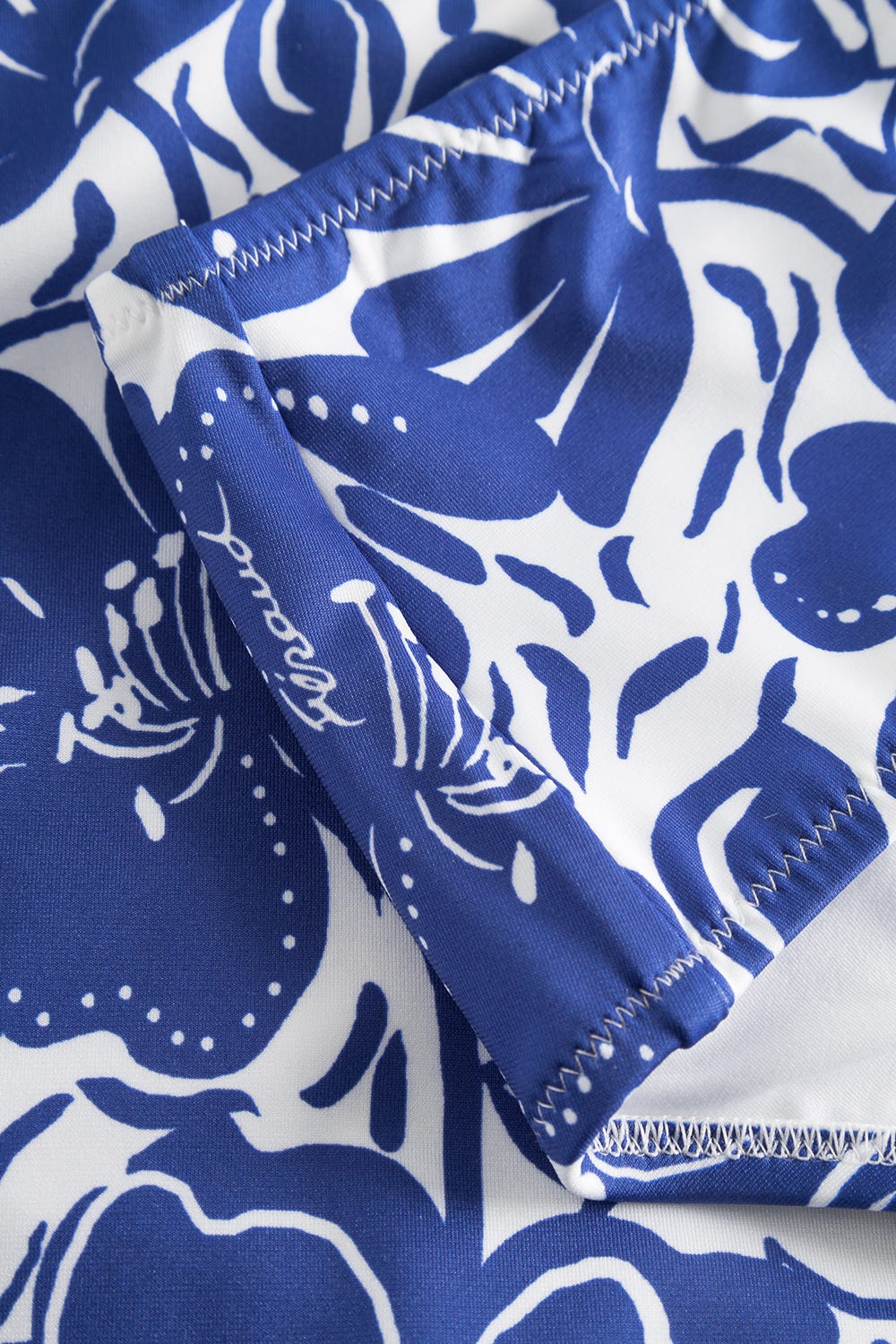 Detailbild 3 von Bikini im Blumendruck minimalistisch Blau-Weiß