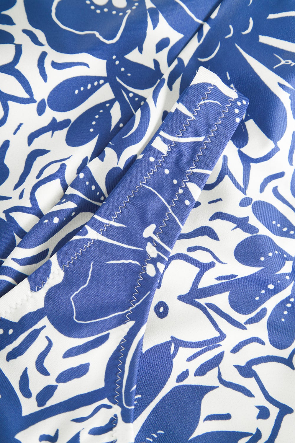 Detailbild 1 von Badeanzug im Blumendruck minimalistisch Blau-Weiß