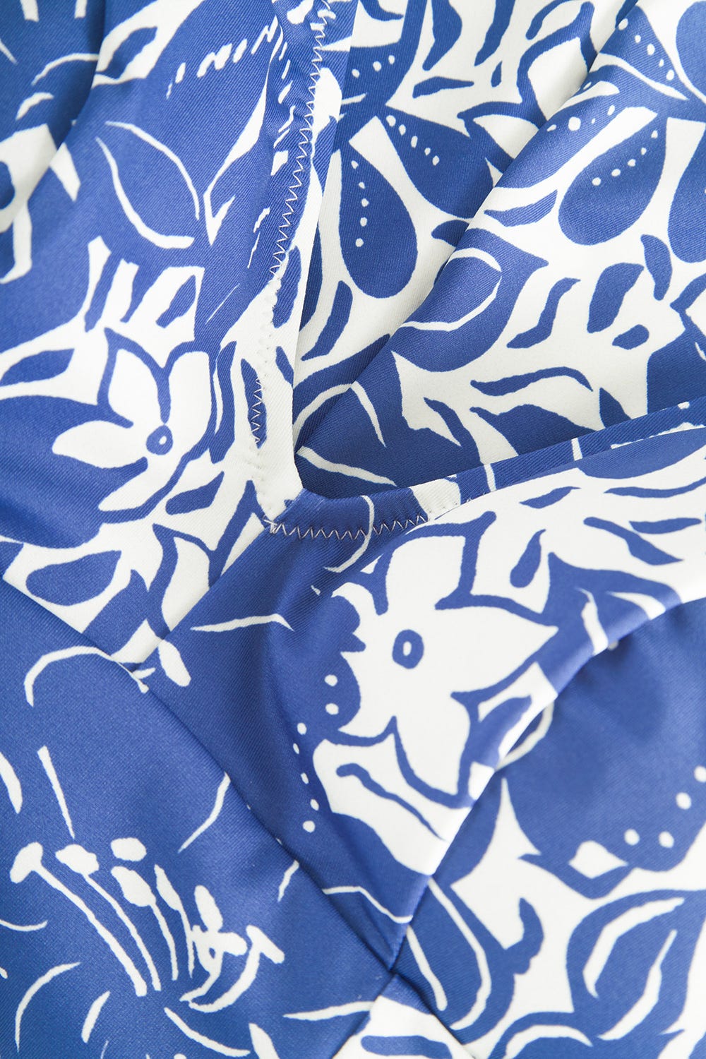 Detailbild 2 von Badeanzug im Blumendruck minimalistisch Blau-Weiß
