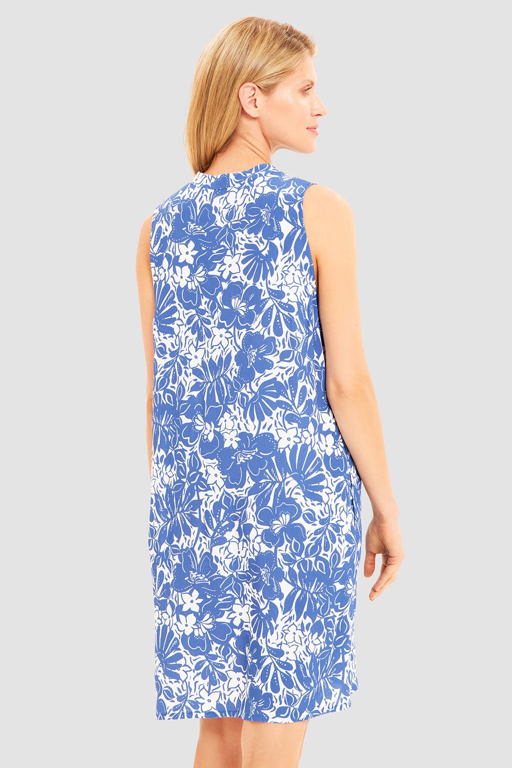 Rückansicht von Strandkleid Ärmellos im Blumendruck minimalistisch Blau-Weiß Webware 100% Viskose