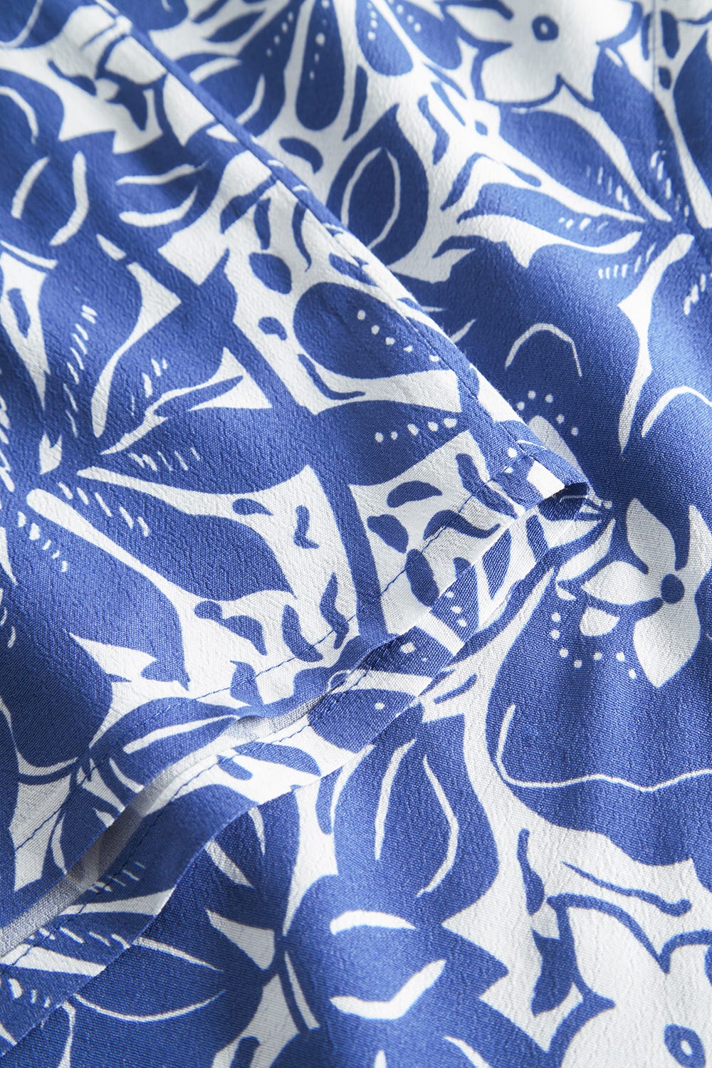 Detailbild 2 von Strandkleid Ärmellos im Blumendruck minimalistisch Blau-Weiß Webware 100% Viskose