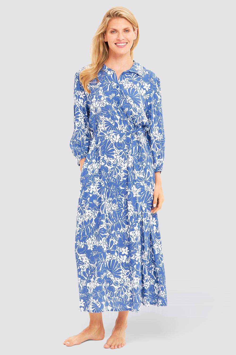 Frontalbild von Strandkleid Langarm im Blumendruck minimalistisch Blau-Weiß Webware 100% Viskose