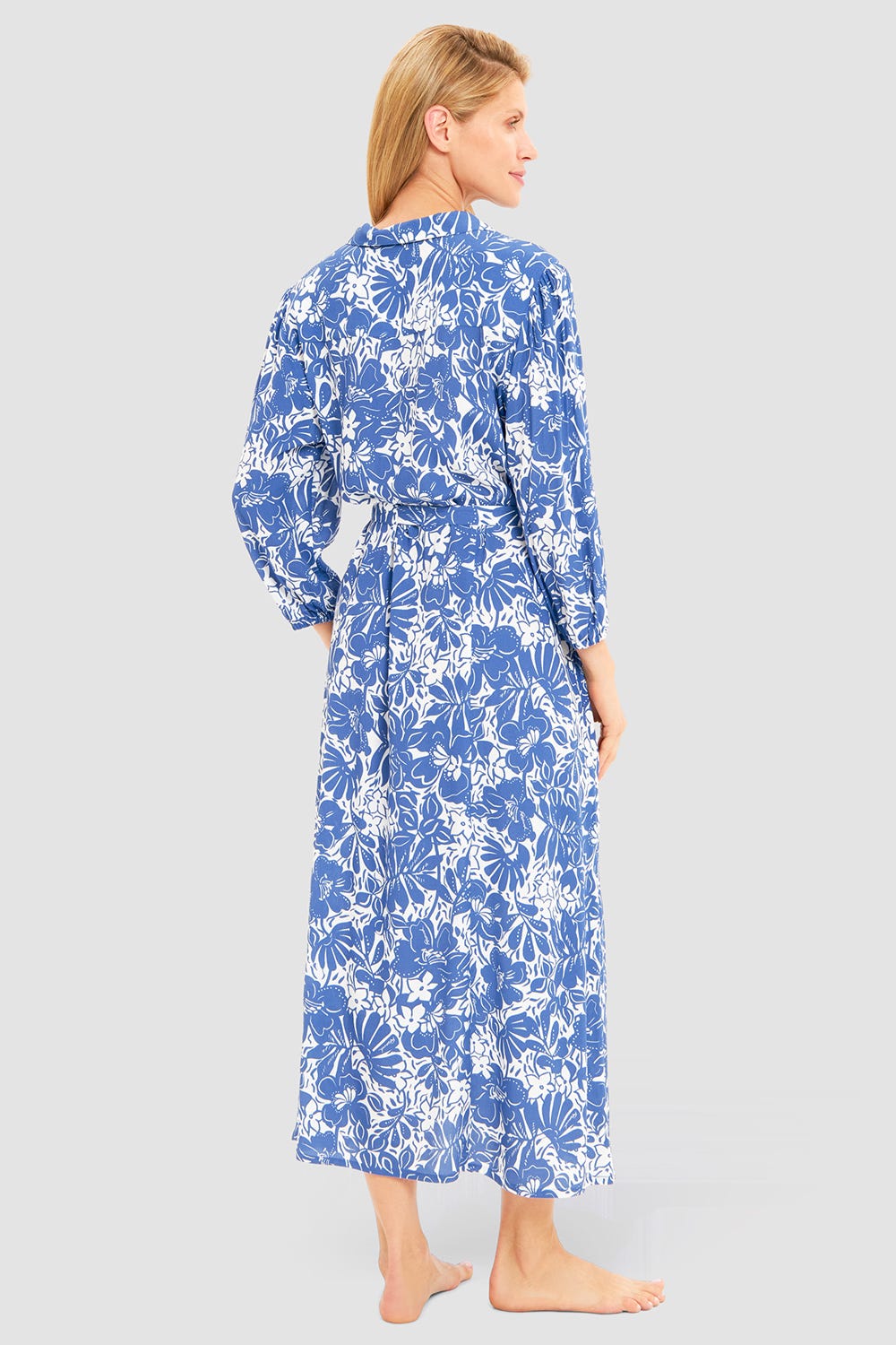 Rückansicht von Strandkleid Langarm im Blumendruck minimalistisch Blau-Weiß Webware 100% Viskose