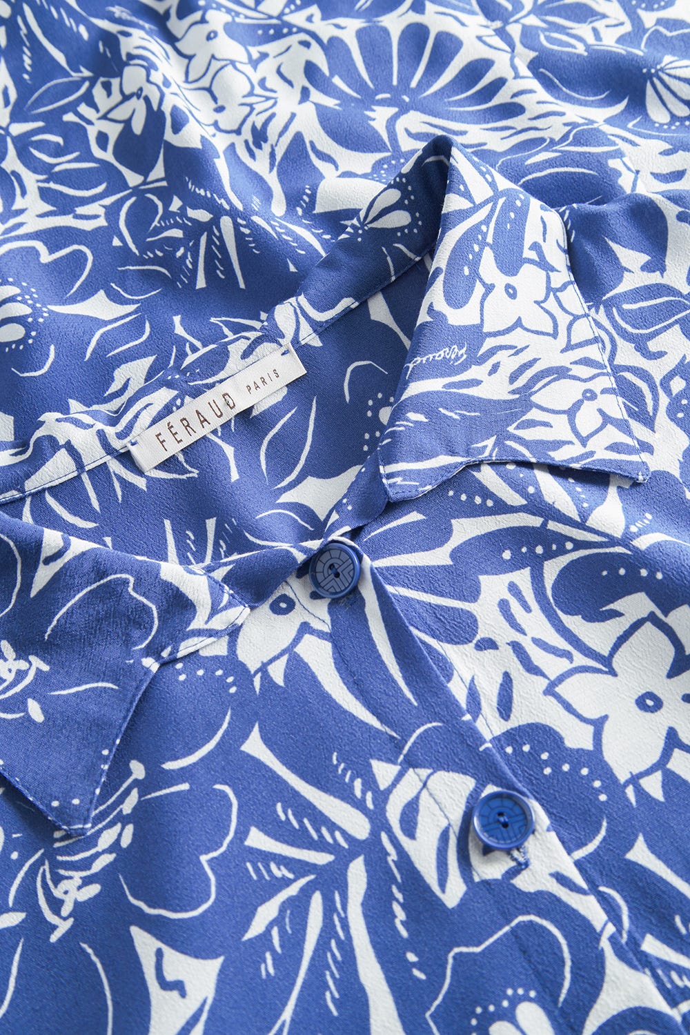 Detailbild 1 von Strandkleid Langarm im Blumendruck minimalistisch Blau-Weiß Webware 100% Viskose