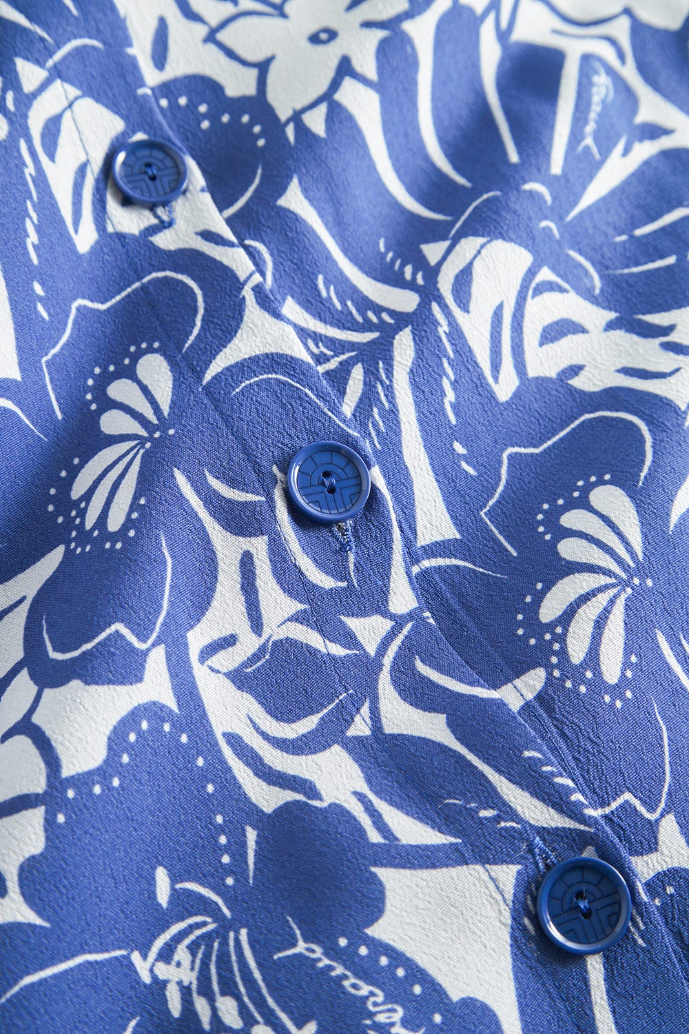 Detailbild 2 von Strandkleid Langarm im Blumendruck minimalistisch Blau-Weiß Webware 100% Viskose