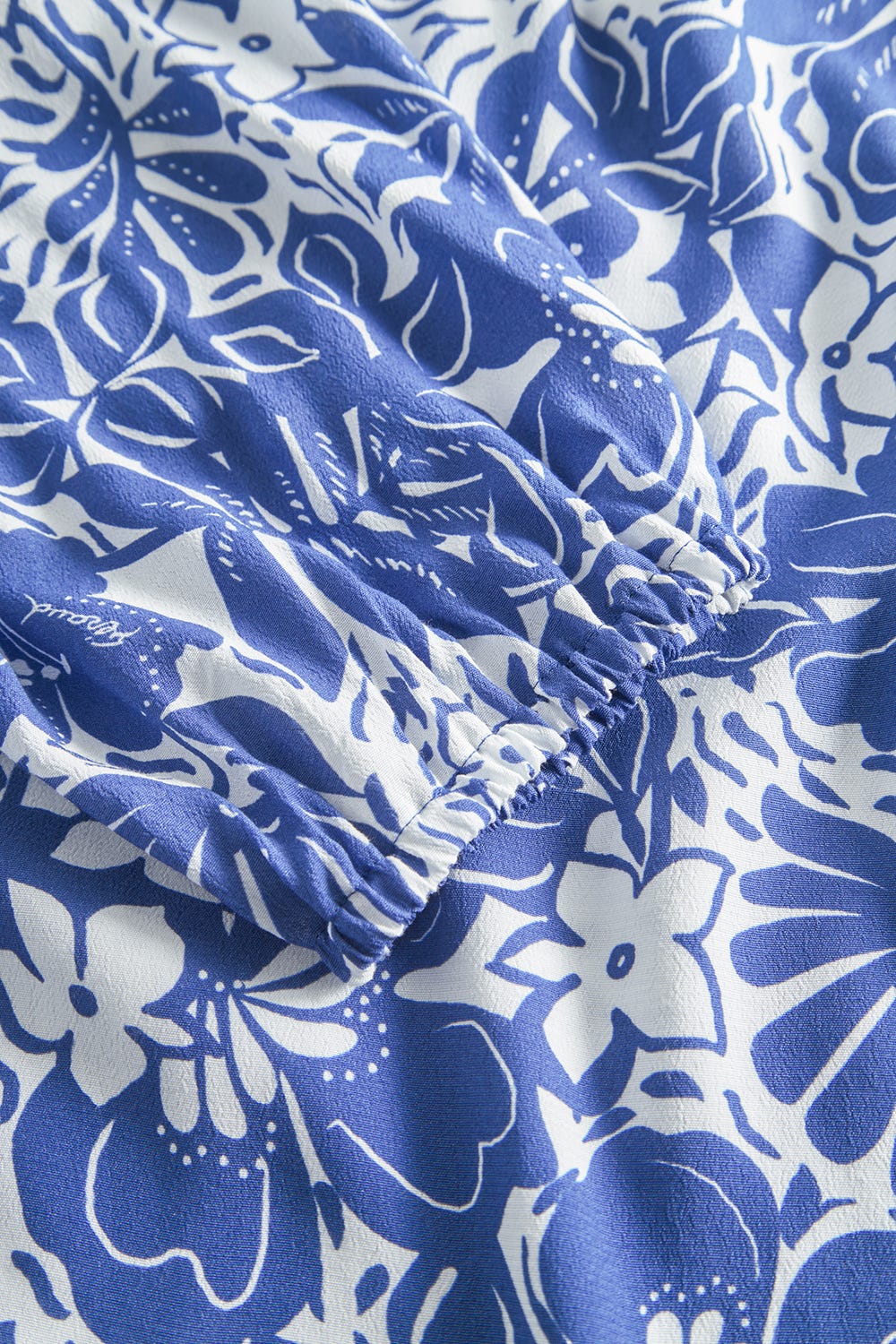 Detailbild 3 von Strandkleid Langarm im Blumendruck minimalistisch Blau-Weiß Webware 100% Viskose
