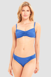 Frontalbild von Bikini mit romantischen Flechtdetails