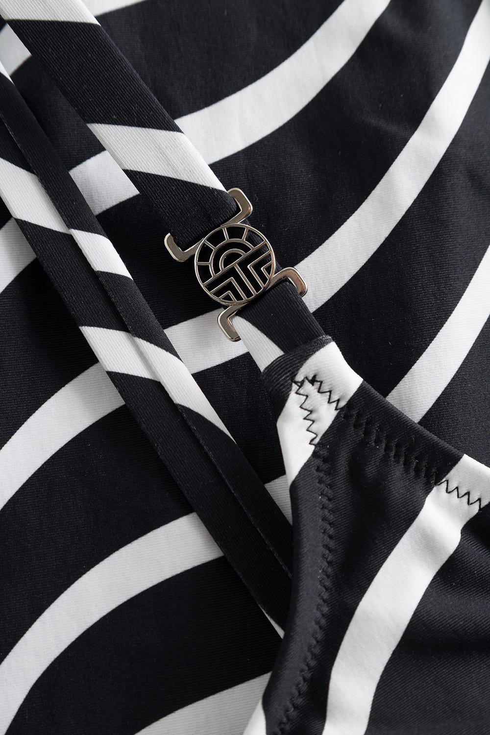 Detailbild 2 von Badeanzug im Grafikdruck Schwarz-Weiß