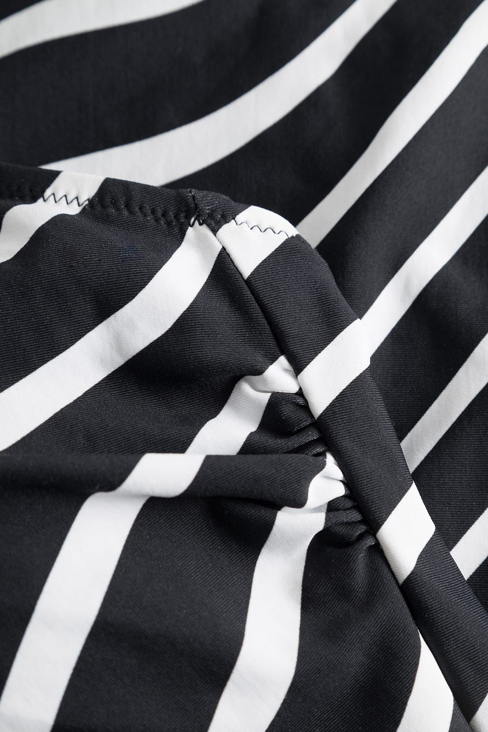 Detailbild 3 von Badeanzug im Grafikdruck Schwarz-Weiß