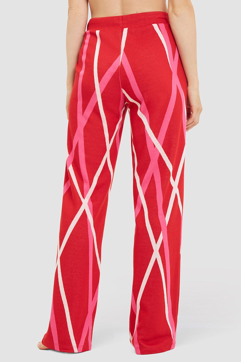 Rückansicht von Loungehose aus sommerlichem Strick im Grafikdruck Materialmix