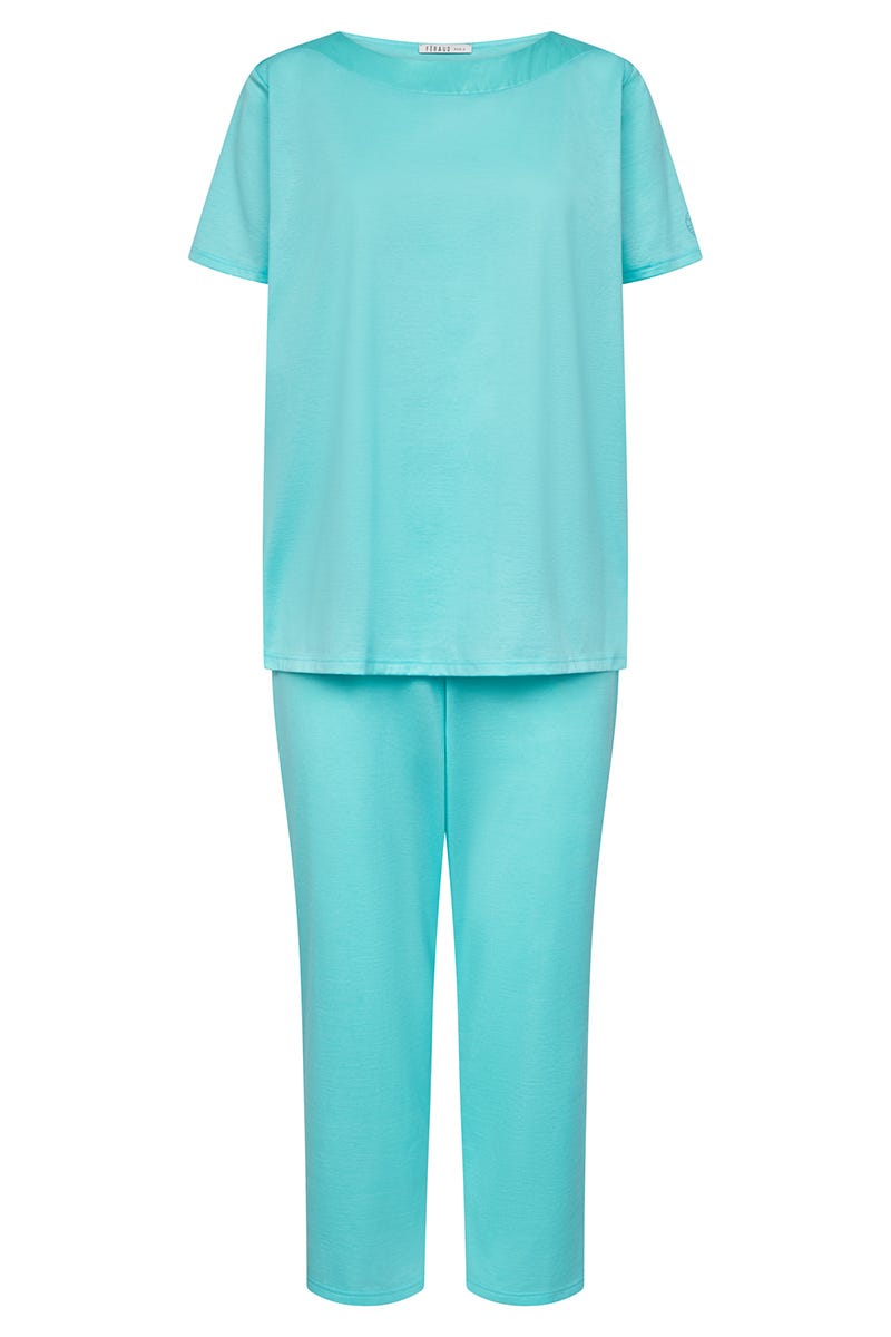 Hollowbild von Pyjama mit eleganten Seidendetails Materialmix