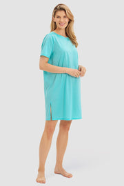 Frontalbild von Nachthemd mit eleganten Seidendetails Materialmix