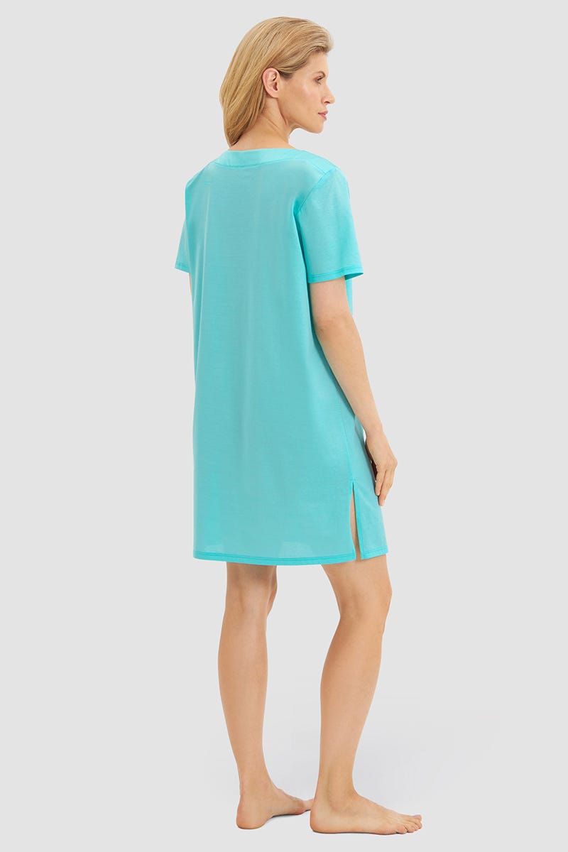 Rückansicht von Nachthemd mit eleganten Seidendetails Materialmix