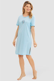 Frontalbild von Nachthemd mit farbenfrohen Logo-Motiv 100% Baumwolle