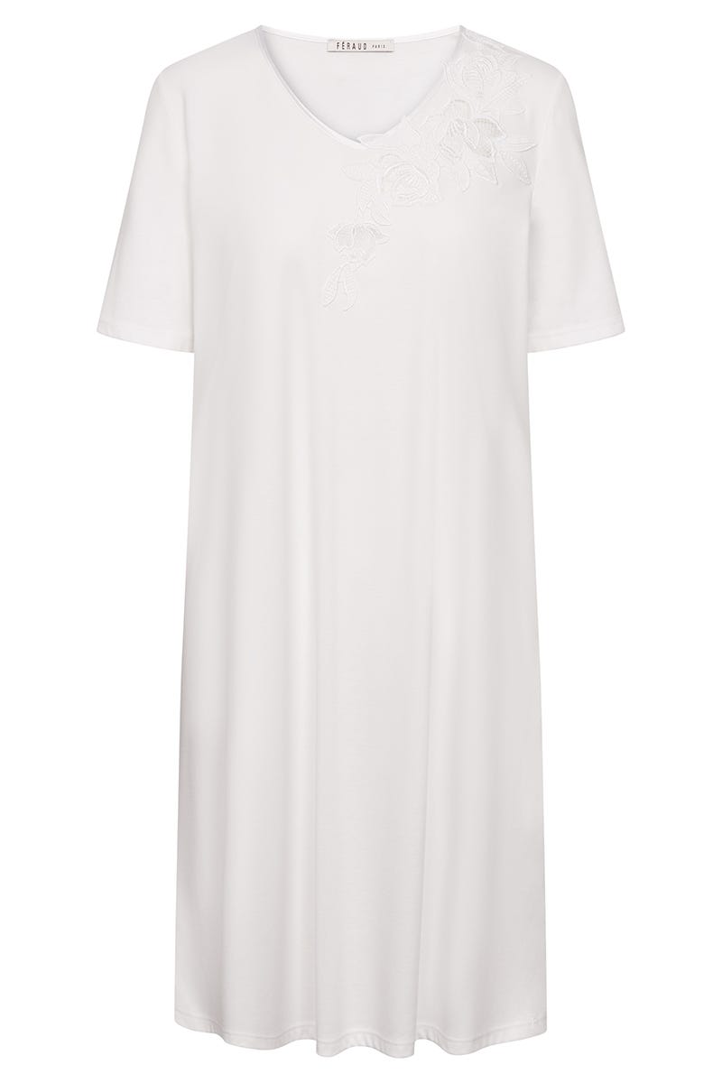 Hollowbild von Nachthemd mit blumigen Stickereidetails 100% Baumwolle