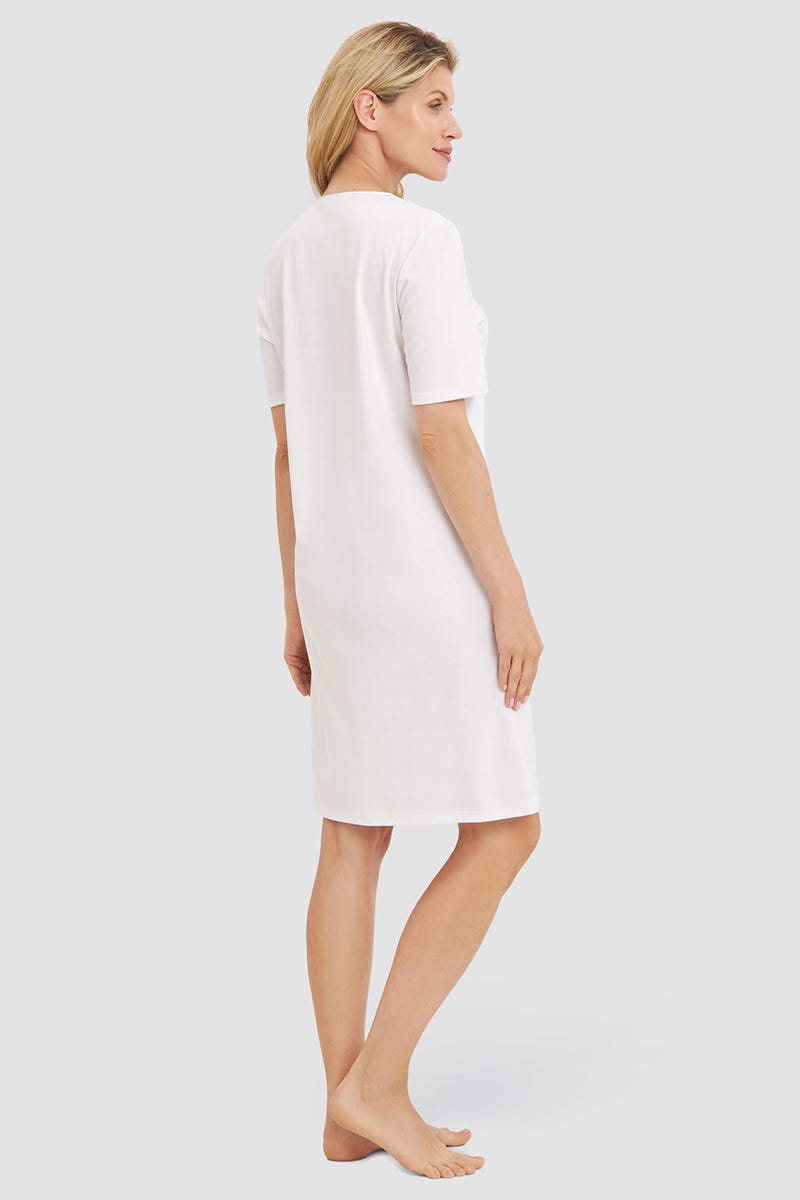 Rückansicht von Nachthemd mit blumigen Stickereidetails 100% Baumwolle