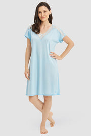 Frontalbild von Nachthemd mit romantischen Spitzendetails Türkisblau Baumwolle/Modal