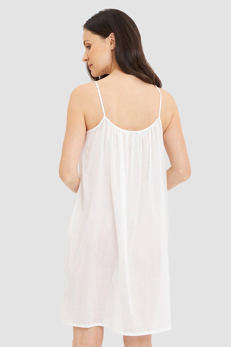 Rückansicht von Nachtkleid aus Voile mit feinen Spitzendetails Spaghetti-Träger 100% Baumwolle