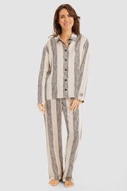Frontalbild von Pyjama im Leo-Streifen-Druck 100% Viskose