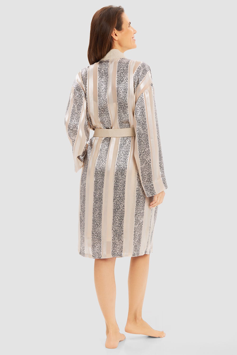 Rückansicht von Morgenmantel im Leo-Streifen-Druck 100% Viskose