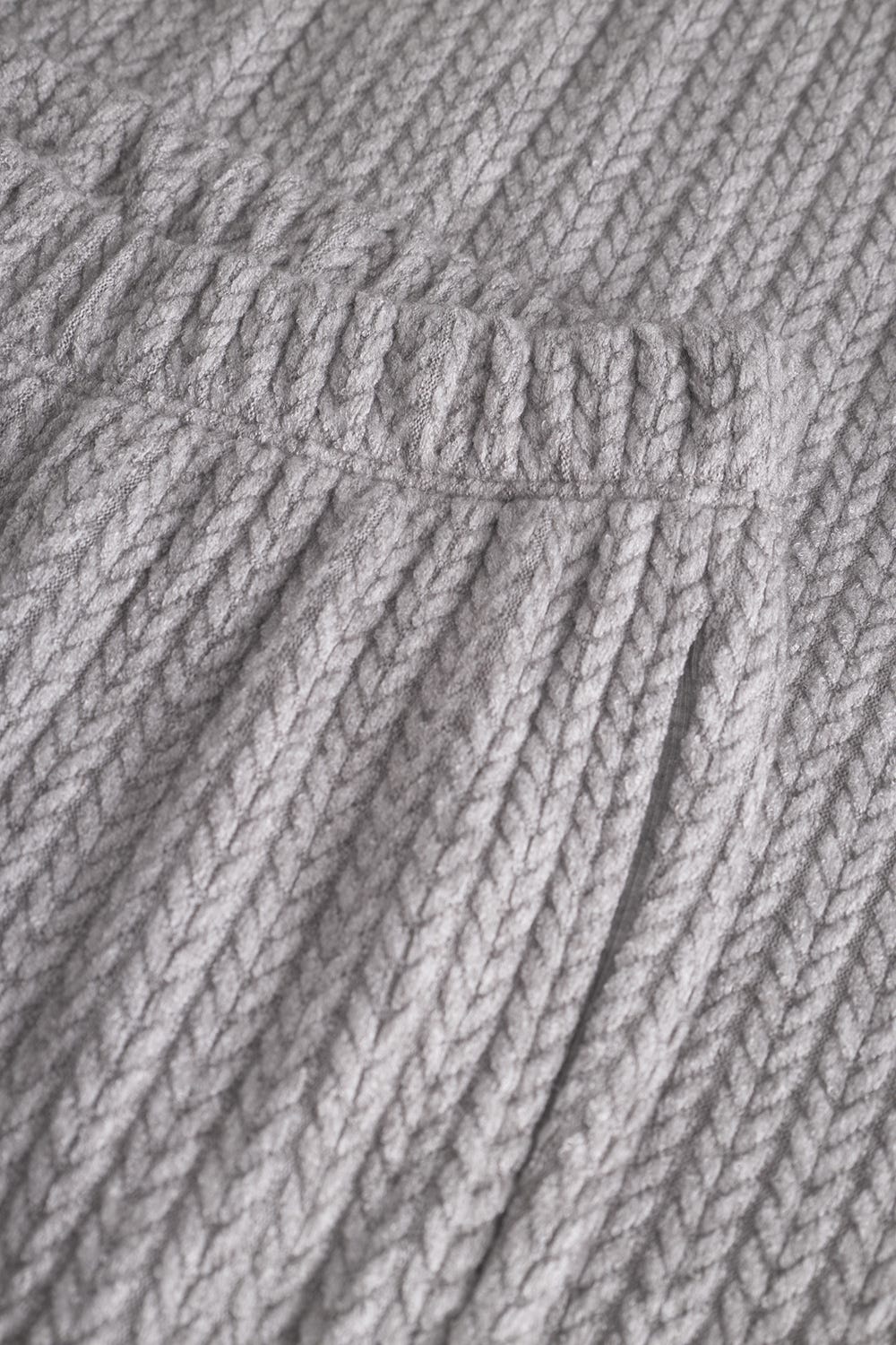 Detailbild 3 von Hausanzug aus geflochtenem Strick in Grau Materialmix