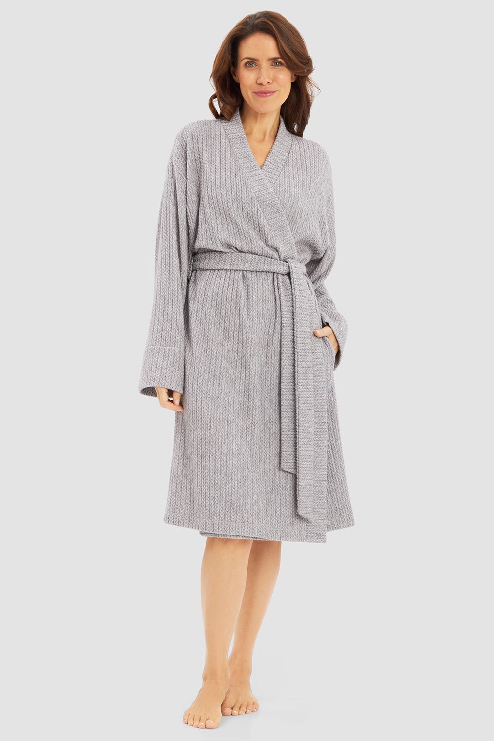 Frontalbild von Morgenmantel aus geflochtenem Strick in Grau Materialmix