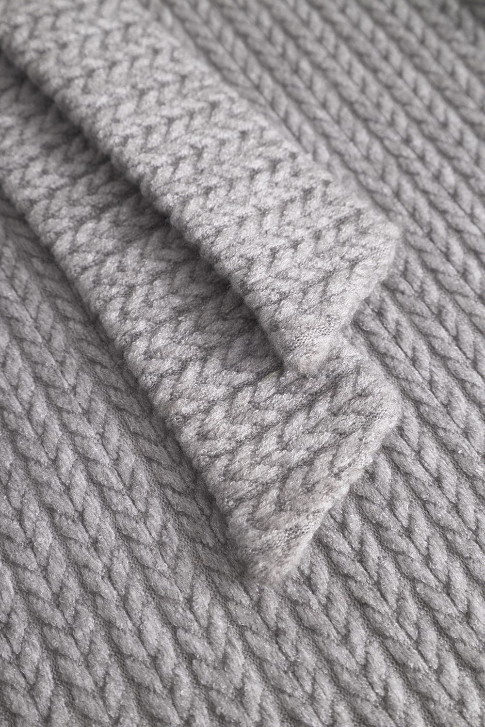 Detailbild 2 von Morgenmantel aus geflochtenem Strick in Grau Materialmix