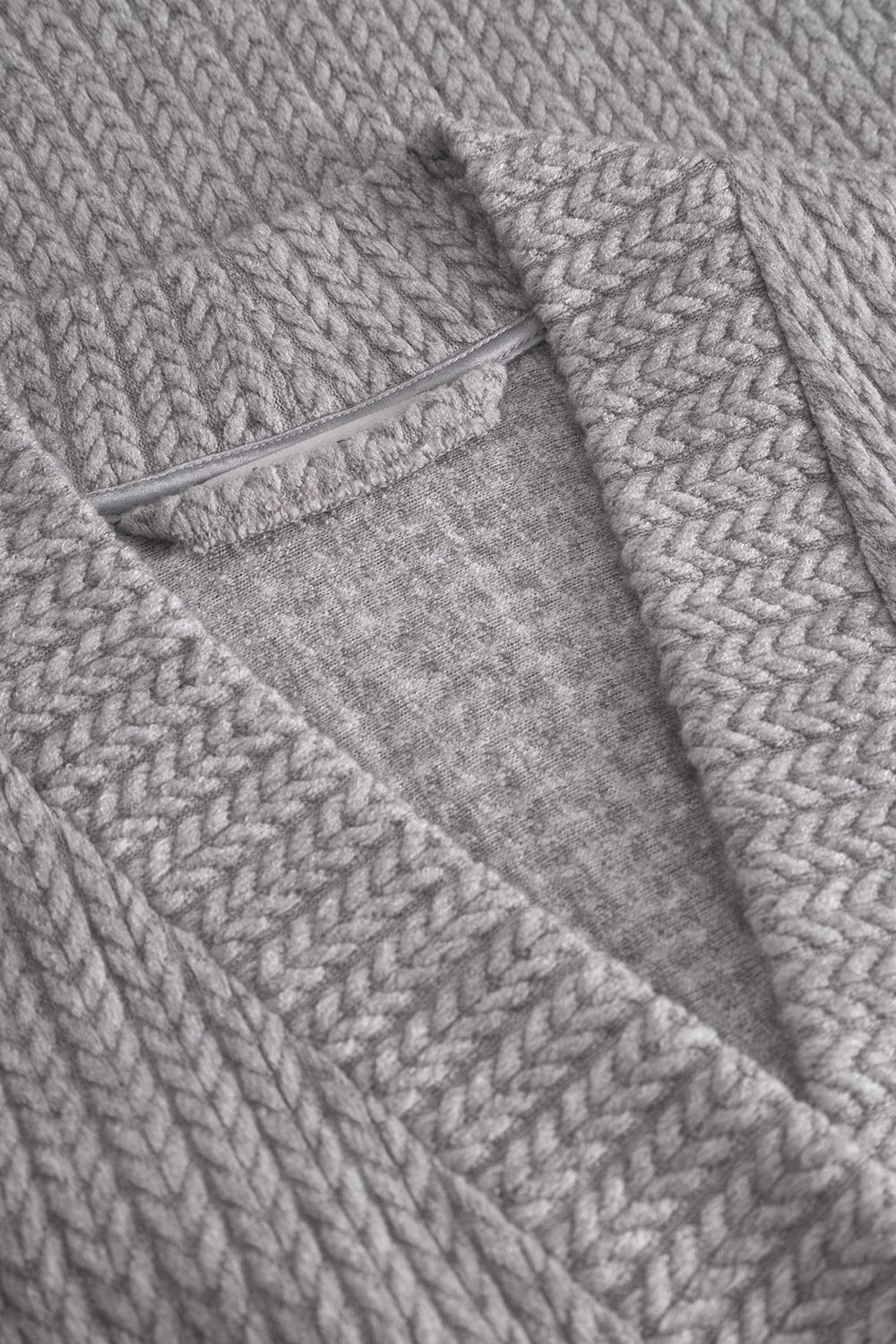 Detailbild 3 von Morgenmantel aus geflochtenem Strick in Grau Materialmix