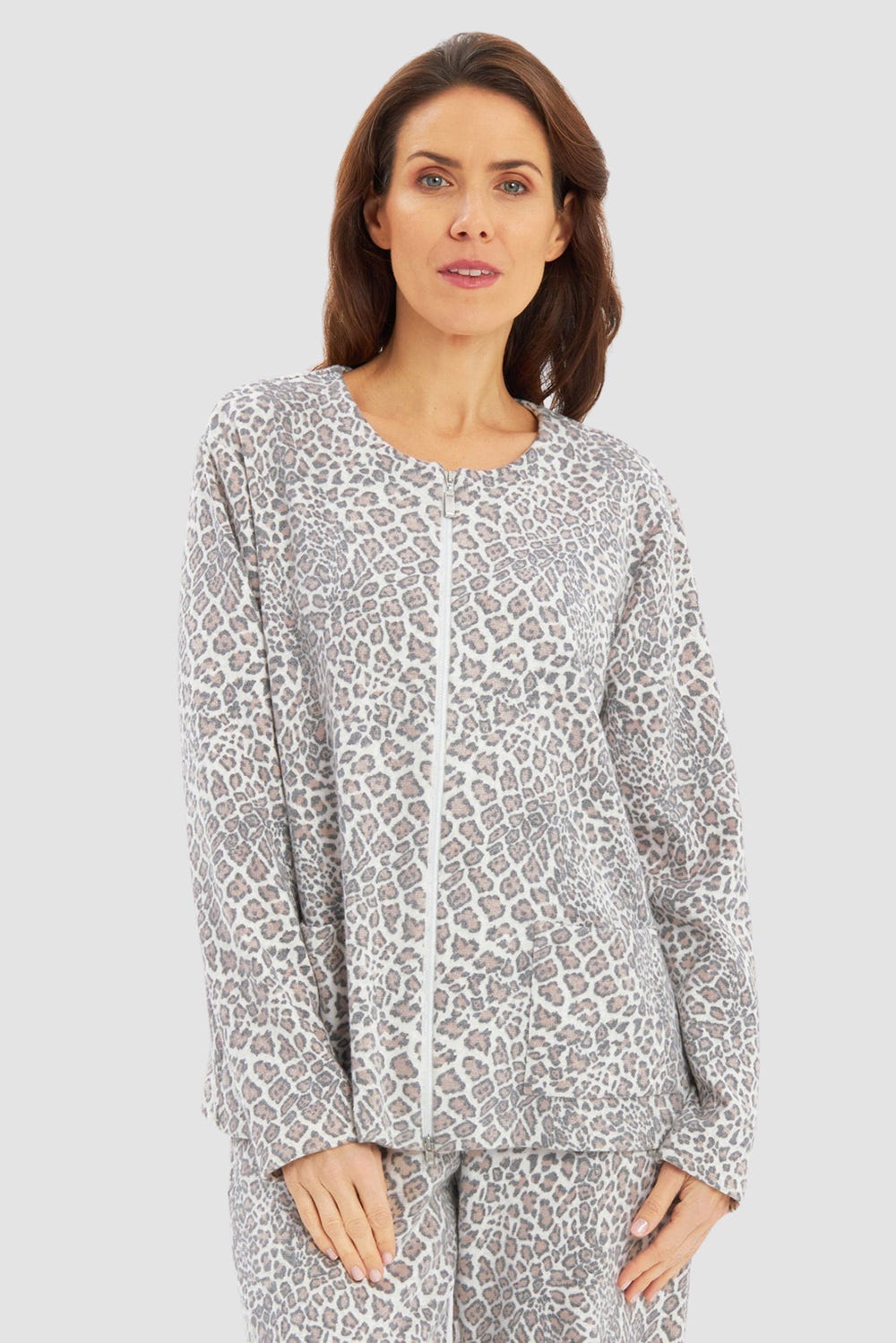 Frontalbild von Loungejacke im Leo-Muster aus Strickware