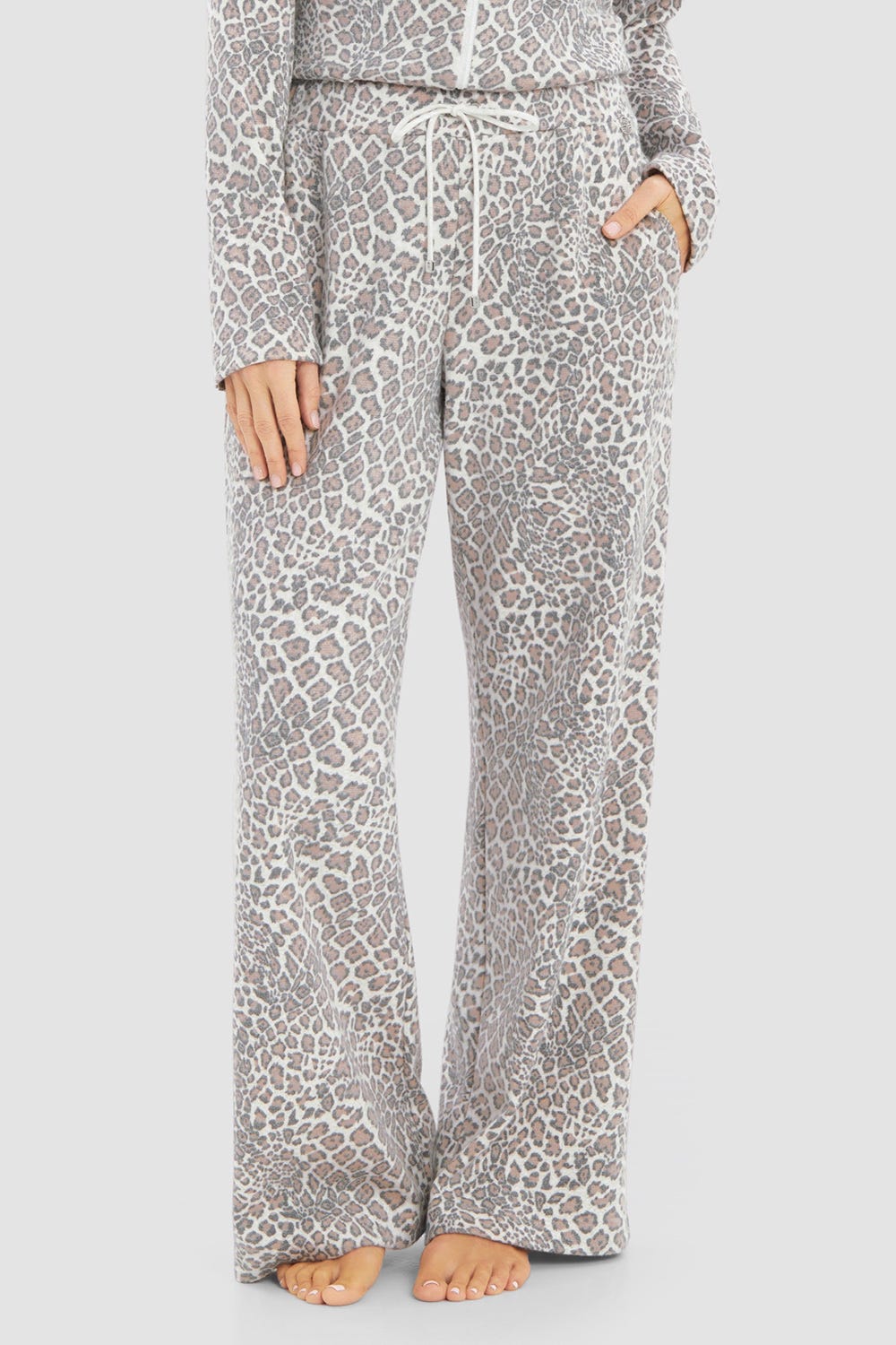 Frontalbild von Loungehose im Leo-Muster aus Strickware