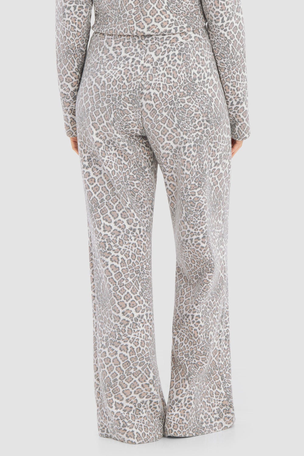 Rückansicht von Loungehose im Leo-Muster aus Strickware