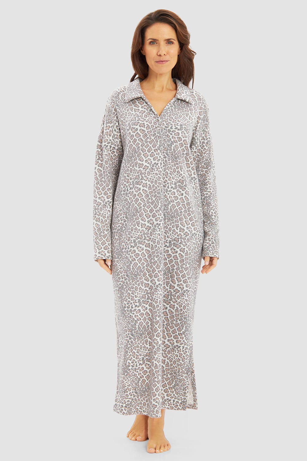 Frontalbild von Hauskleid im Leo-Muster aus Strickware