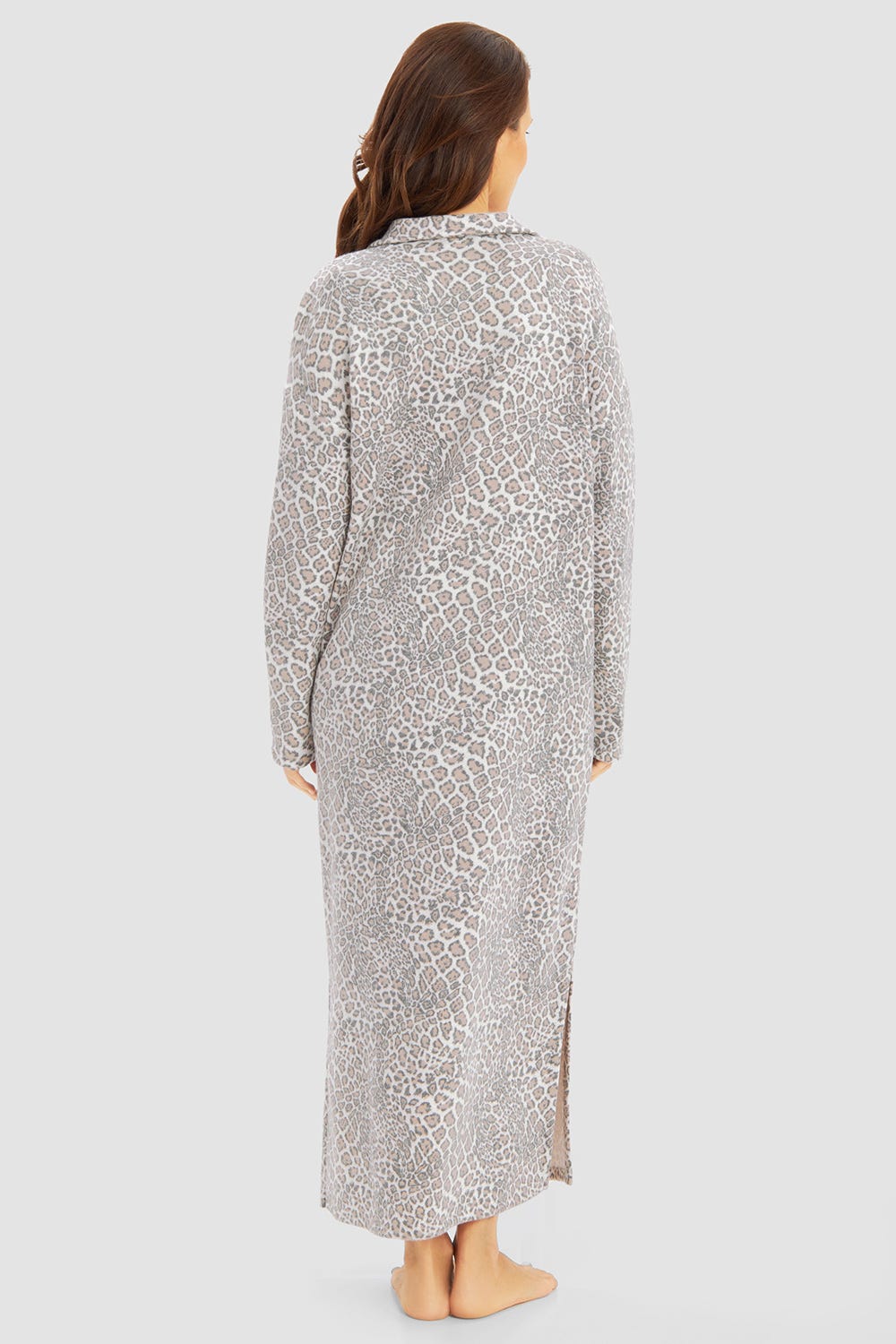 Rückansicht von Hauskleid im Leo-Muster aus Strickware