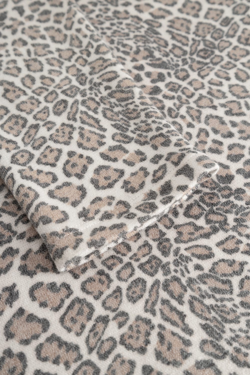 Detailbild 1 von Hauskleid im Leo-Muster aus Strickware