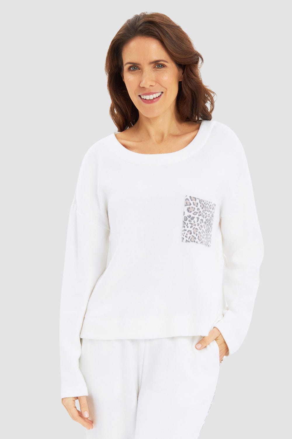Frontalbild von Langarmshirt mit Leo-Details aus Strickware