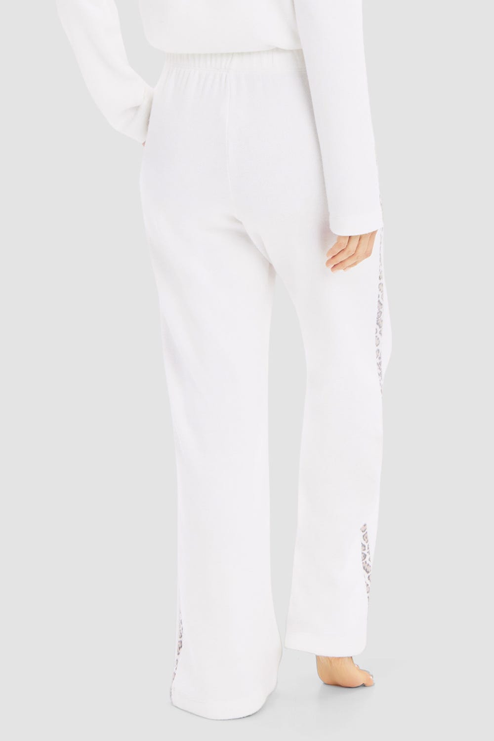 Rückansicht von Loungehose mit Leo-Seitenstreifen aus Strickware