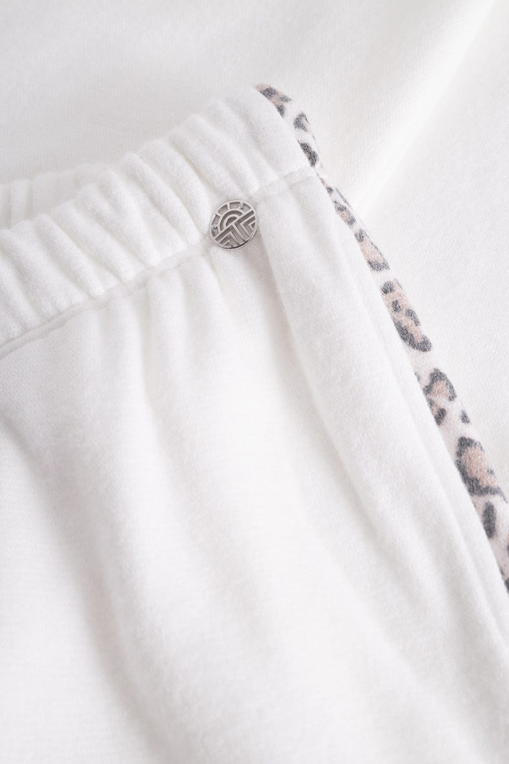 Detailbild 2 von Loungehose mit Leo-Seitenstreifen aus Strickware