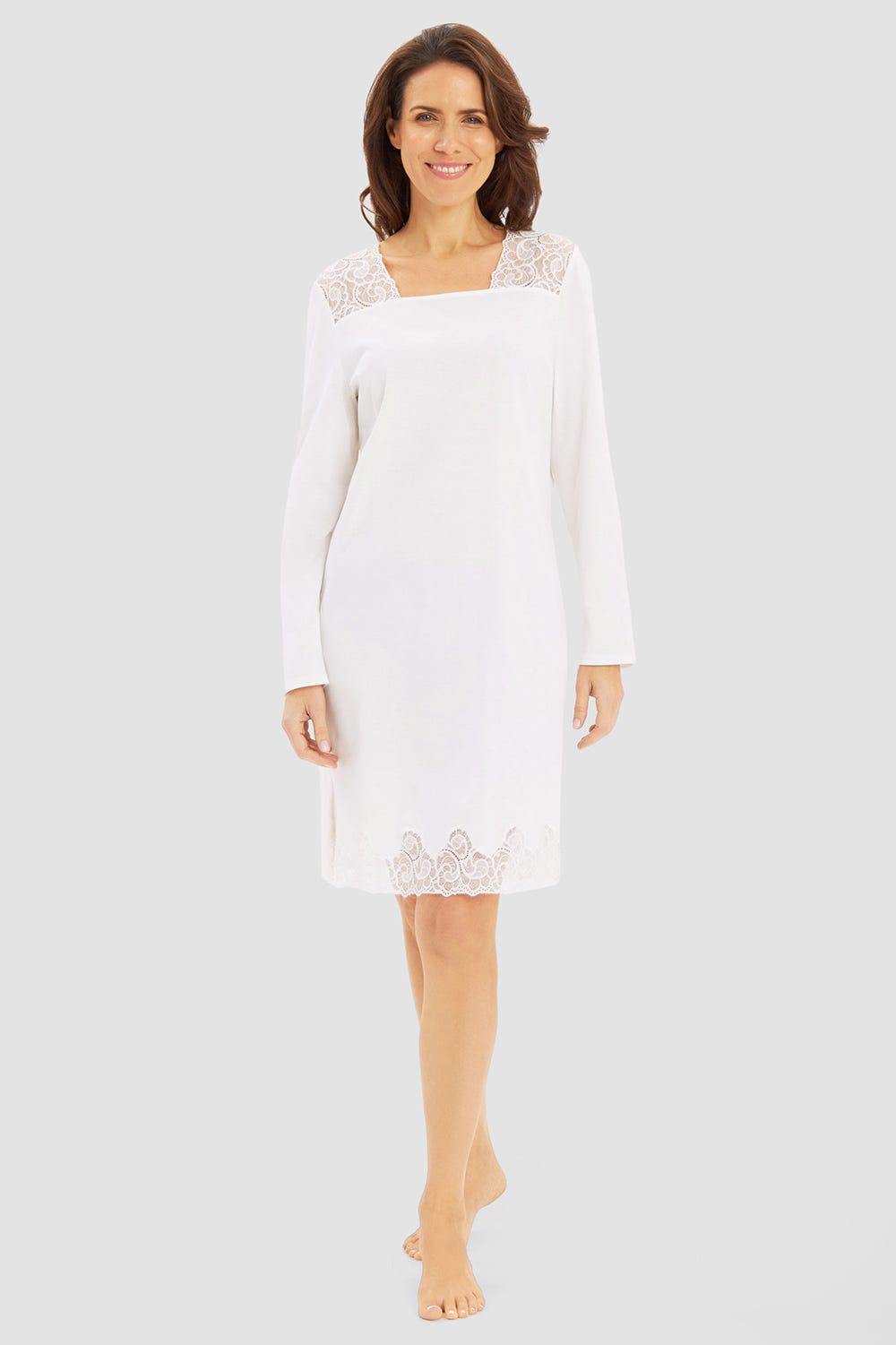 Frontalbild von Nachthemd mit romantischen Spitzendetails 100% Baumwolle