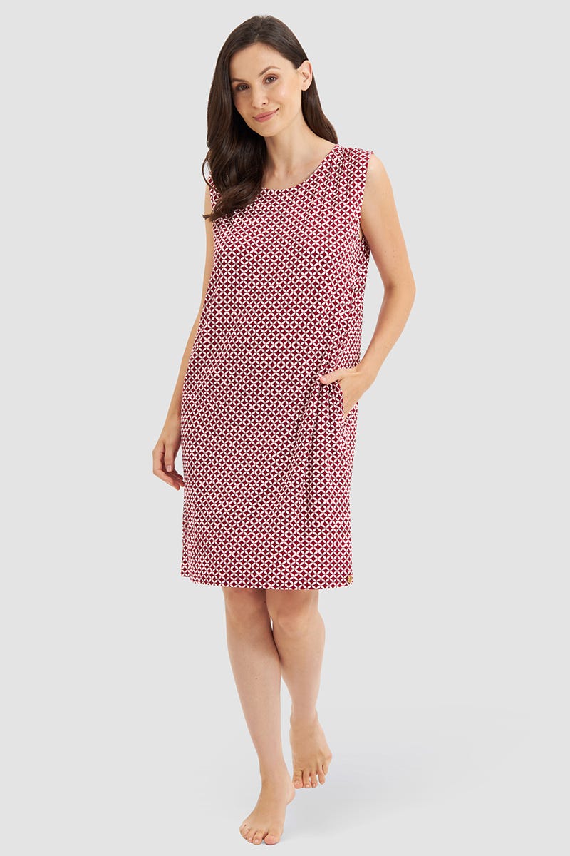 Frontalbild von Strandkleid im minimalistischen Grafikdruck Rot