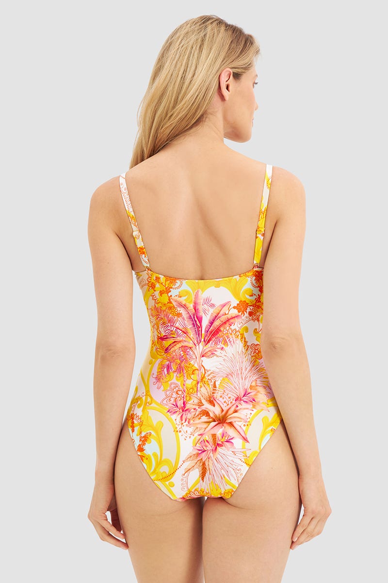 Rückansicht von Badeanzug im sommerlichen Blumen-Druck