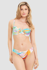 Frontalbild von Bikini im farbenfrohen Palmen-Druck