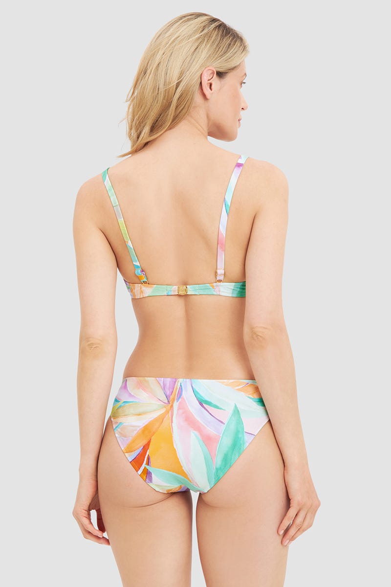 Rückansicht von Bikini im farbenfrohen Palmen-Druck