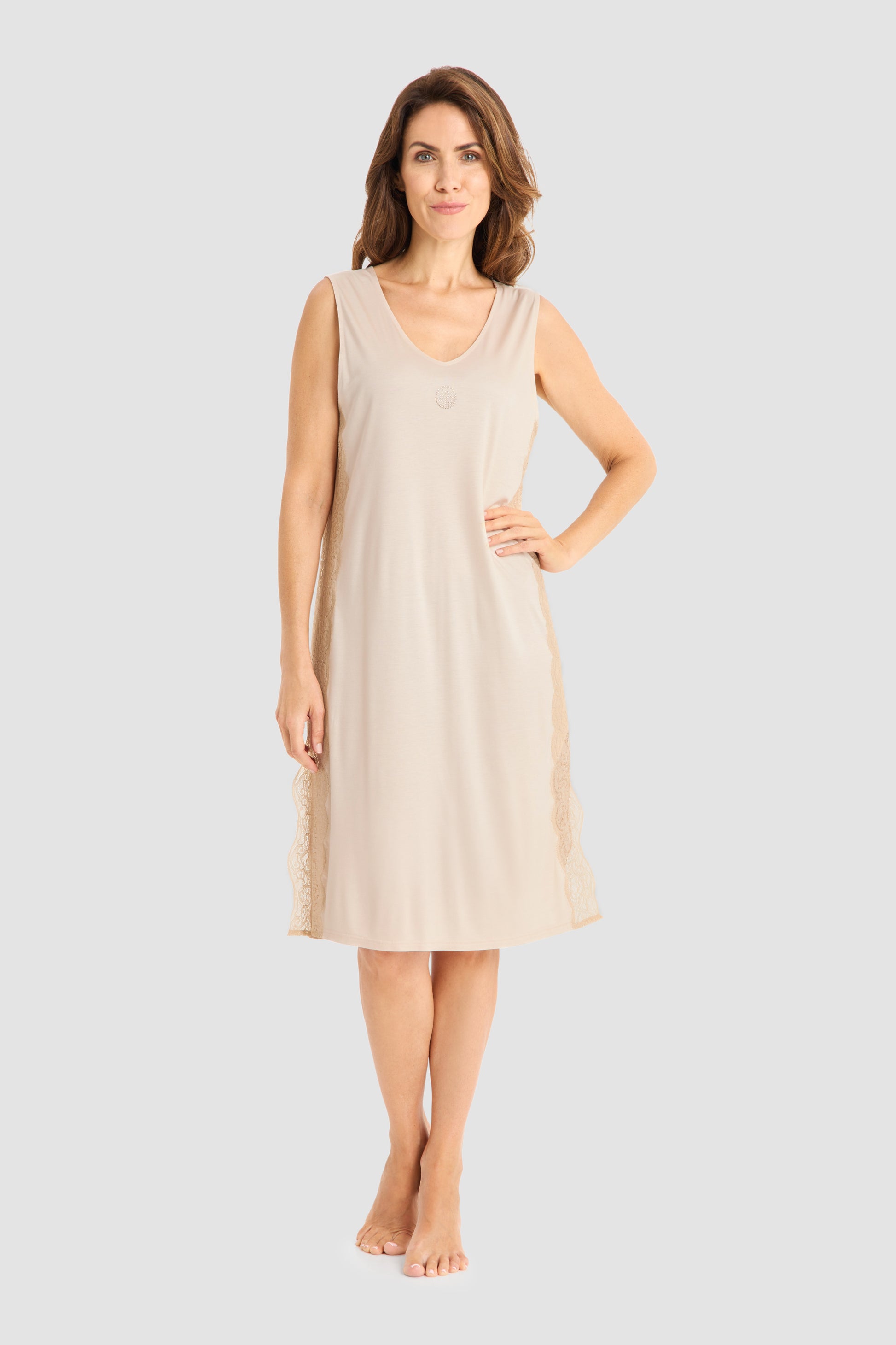 Frontalbild von Féraud Nachthemd Knielang