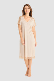 Frontalbild von Féraud Nachthemd Knielang