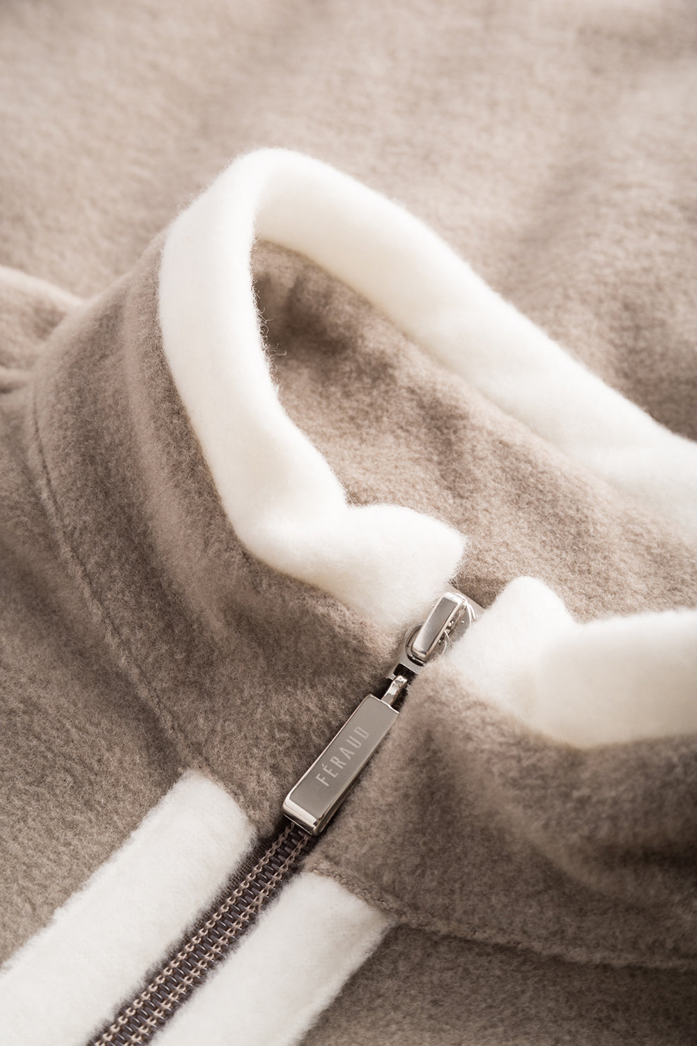 Ganzkörperbild von Féraud Hausanzug