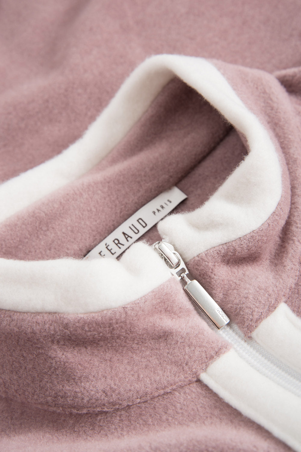 Ganzkörperbild von Féraud Hausanzug