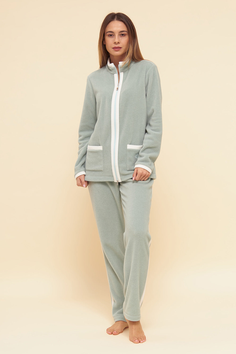 Frontalbild von Féraud Hausanzug